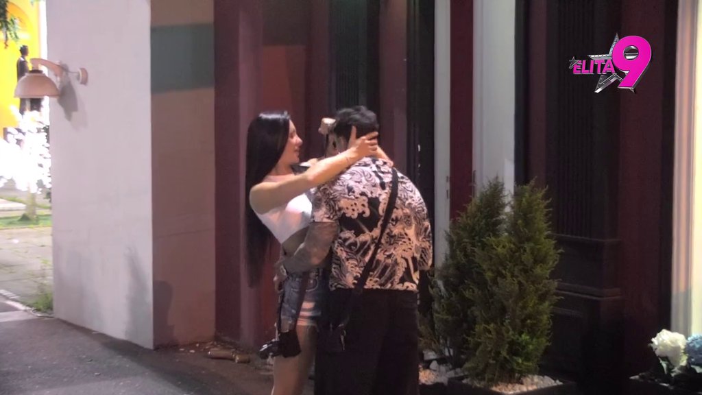 Dušica navalila, pa ne pušta! Naskočila na Đukića, naterala ga da joj ljubi bicepse i stomak (VIDEO)