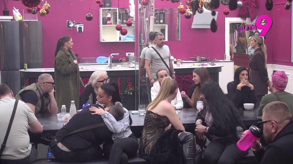 Ti si lik koji SMRDI na televiziji: Teodora pokušala da ponizi Boru Santanu, on je postavio na svoje mesto: Zoki Šumadinac se prevrće u grobu jer je iz Gornjeg Milanovca (VIDEO)