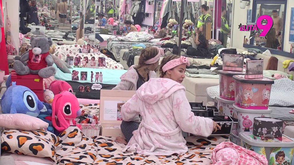 HAOS NE JENJAVA! Aneli i Maja razmenjuju gnusne prozivke preko cele sobe, obezbeđenje u pripravnosti! (VIDEO)