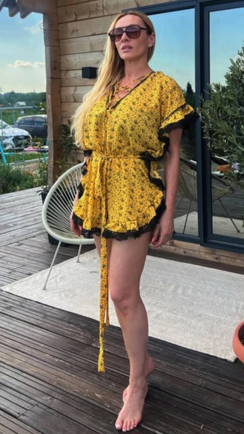 NAJZGODNIJA BAKA NA ESTRADI! Anabela Atijas u mini žutoj haljini istakla zategnute noge, nikad bolje nije izgledala! (FOTO)