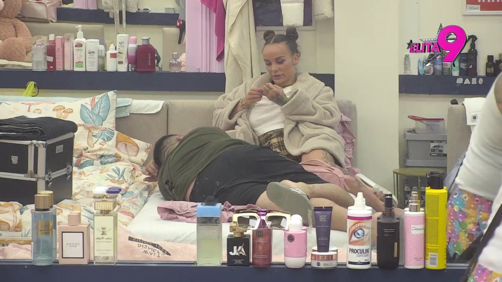 Ne ostavlja je na miru ni sekund: Bebica ne odustaje od pomirenja sa Teodorom, ona ga oduvala na keca (VIDEO)