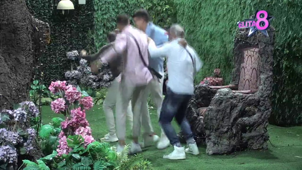 Urnebesno! Jači pol odmerio snage u smešnim pesmama, ovo će vam naterati suze na oči (VIDEO)