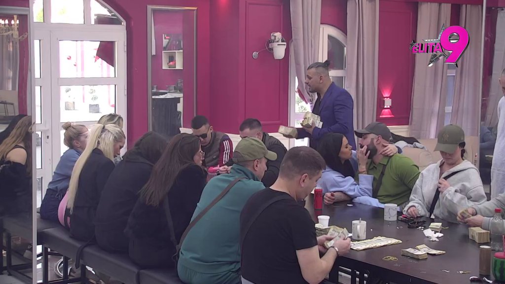 Šok prizor u Eliti: Jovana prekinula Borinu podelu kako bi mu očitala molitvu, on ljubi ikonu i krsti se! (VIDEO)