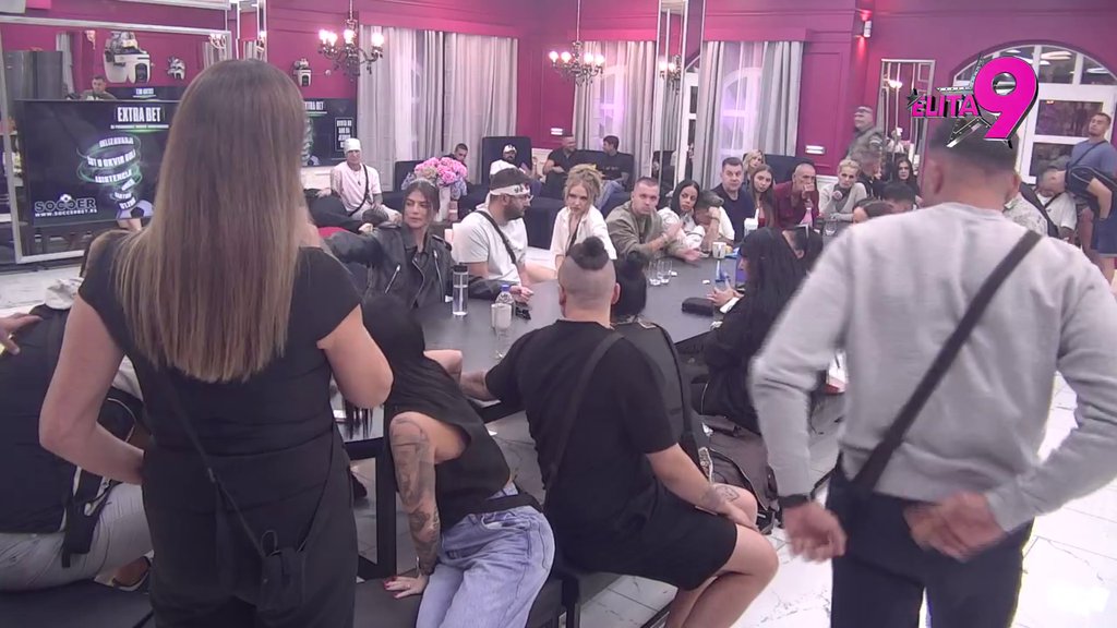 Karambol za stolom! Kačavenda otkrila da je Babejićka urnisala porukama, Aleksandra udarila na Minu: Šta si radila na Zlatiboru s dečkom kog si upoznala na HODOČAŠĆU?! (VIDEO)