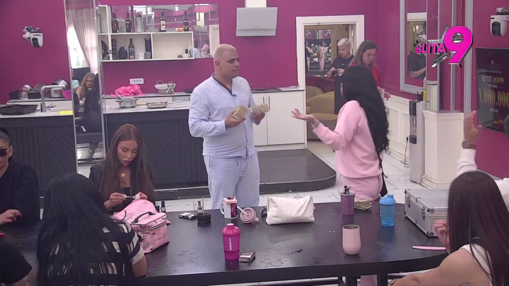 Isfrustrifan si jer nisam htela da budem s tobom! Bora zaratio i sa pevačicom, ona mu žestoko odbrusila! (VIDEO)