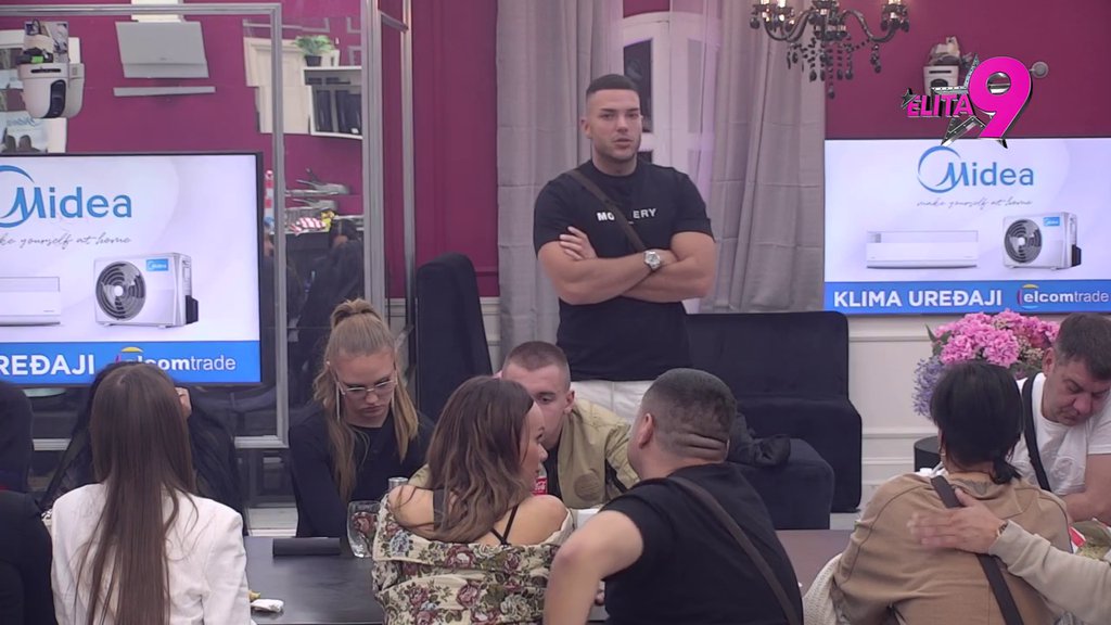 POKUŠAO DA SE OPERE: Anđelo sasuo Luki sve u lice, zamerio mu što je majku nazvao MONSRUMOM, pa pokušao da mu otvori oči (VIDEO)