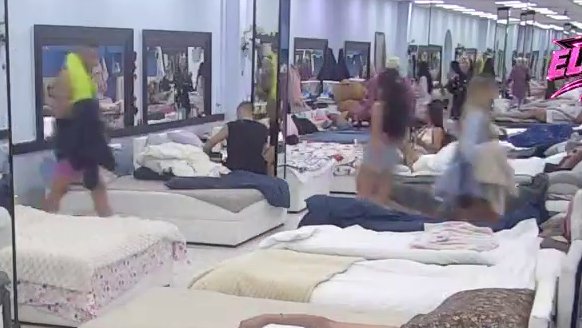 Koincidencija ili ne?! Aneli i Car ušli i izašli iz garderobera u isto vreme (VIDEO)