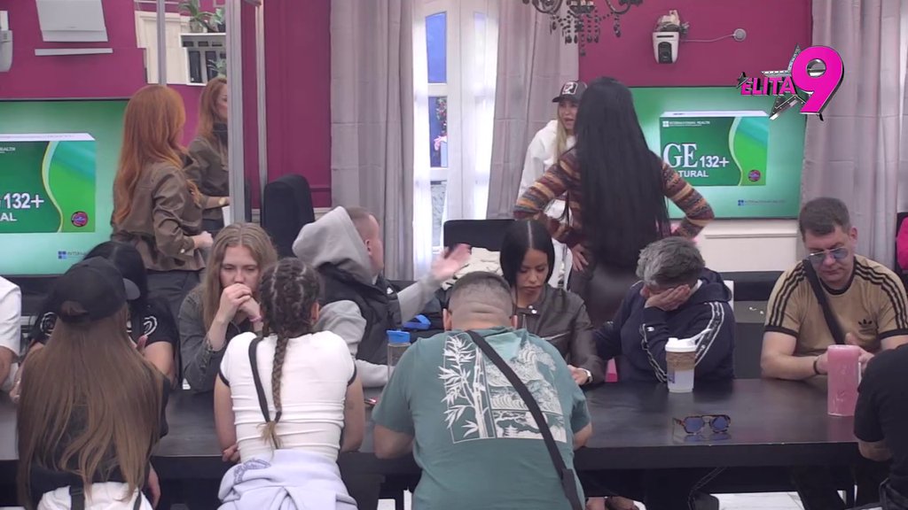 METEŽ U BELOJ KUĆI: Aneli i Anita ušle u žestok klinč, Ahmićeva joj poručila da je UTORAK DEVOJKA, pa joj Stanojlovićeva žestoko odbrusila! (VIDEO)