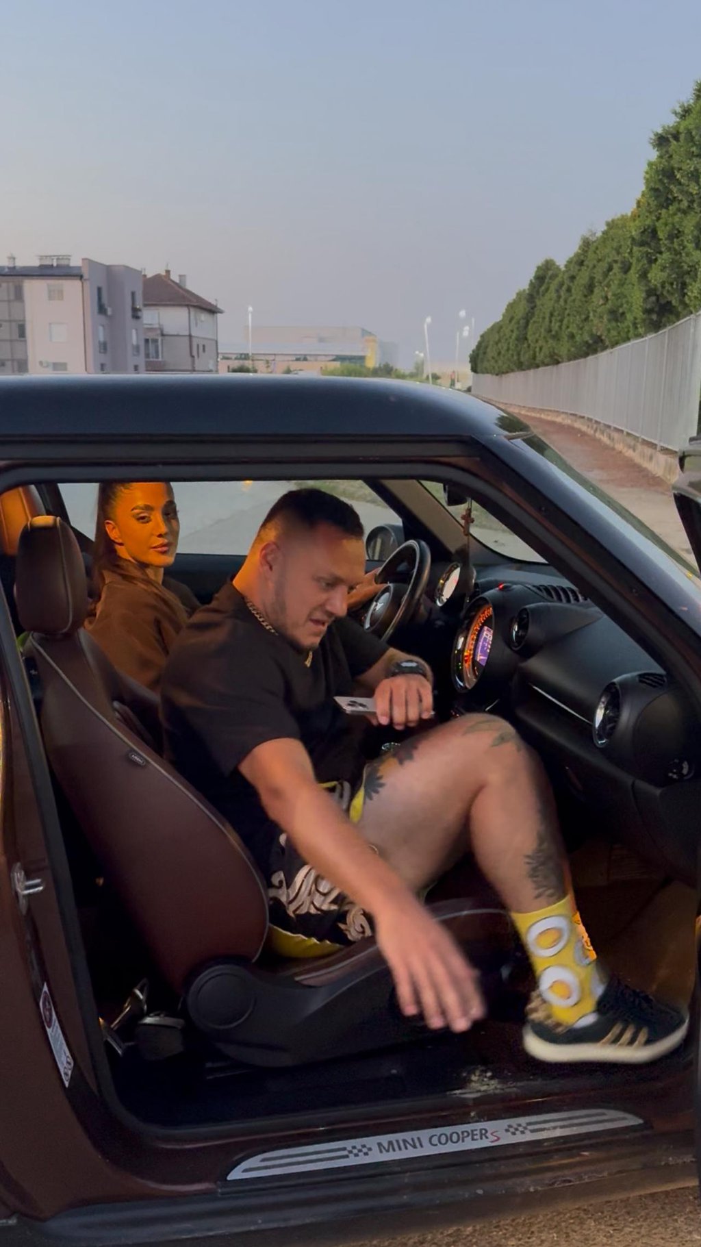 PINK.RS PAPARACO! Uhvatili smo Anđelu i Gastoza nakon žurke! Zajedno se uputili u nepoznatom pravcu, jedan detalj svima privukao pažnju (FOTO+VIDEO)