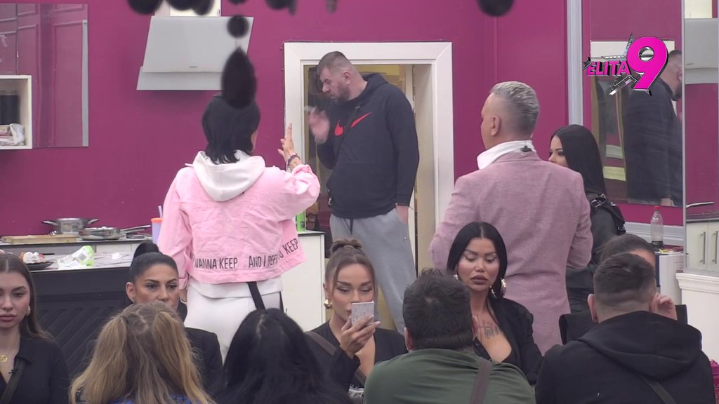 Došao si u Tršić i slikao se ispred moje kuće: Jovana pevačica rešila da ne ćuti Janjušu, on ne prestaje da je ponižava: Dobar nam je se*s bio, ne mogu da grešim (VIDEO)