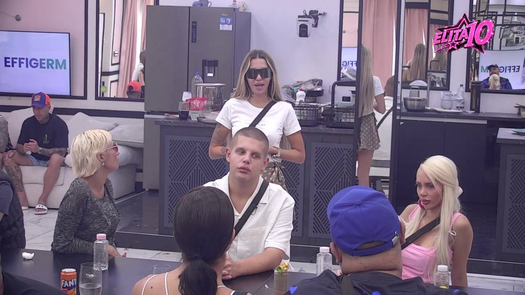 Ima lažnu uobraženost: Aneli i Mateja bez ustručavanja izneli svoje stavove, a njihove reči odjeknule su za crnim stolom! (VIDEO)