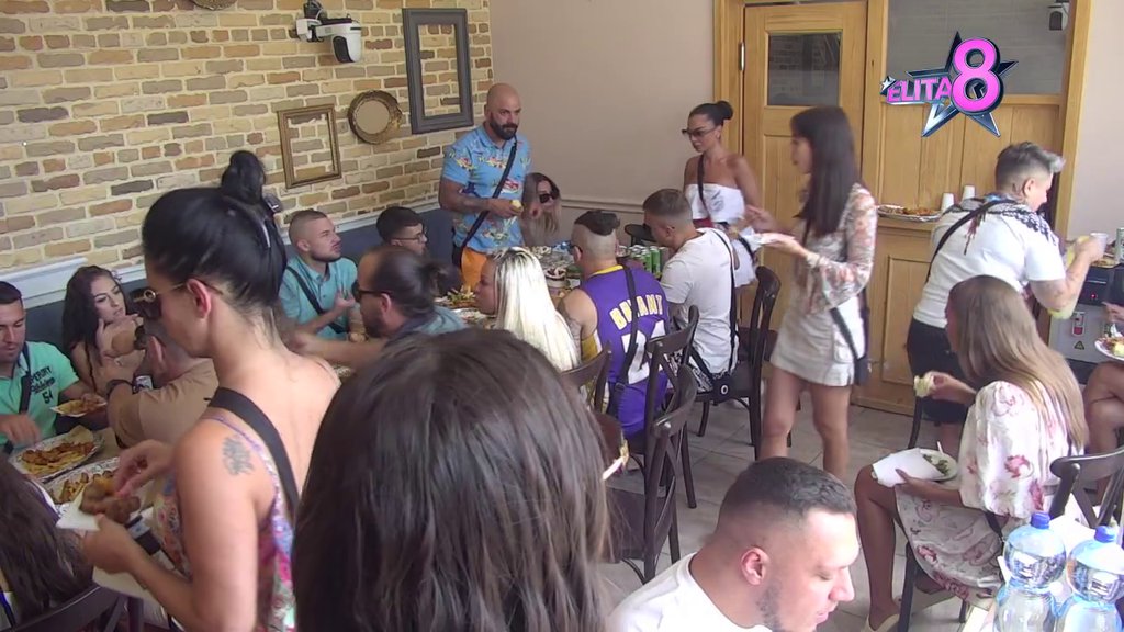 Je l' lepo od k*rve da se jede? Sanja Grujić doživela pomračenja, pa bez milosti sklonila Milovana od svog stola! (VIDEO)