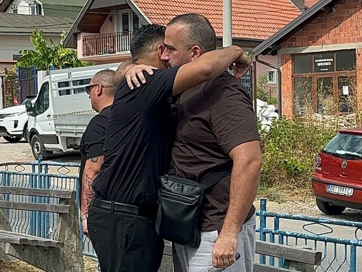 Bora Santana potpuno utučen: Bivši učesnik Elite 9 slomljen pred sahranu svog oca Dragana (FOTO)