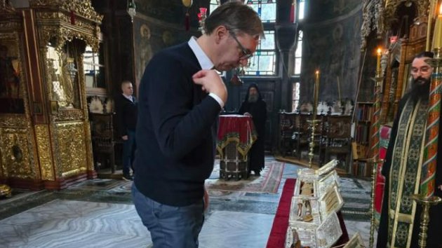 VUČIĆ NA BOŽIĆNOJ LITURGIJI U HILANDARU: Predsednik se poklonio pred Bogorodicom Trojeručicom, čestitao najradosniji hrišćanski praznik (VIDEO)