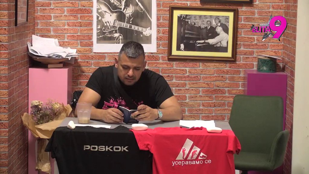POMOLIO SE GOSPODU: Bora Santana u miru i tišini pročitao molitvenik, rešio da se okrene duhovnom životu! (VIDEO)