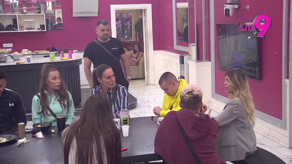 OBEZBEĐNJE JE ODMAH REAGOVALO: Ivan potkačio Boru za odnosu sa Urošem, on krenuo da se obračuna sa njim, pa je Stanić priznao koju ponudu mu je Santana dao (VIDEO)