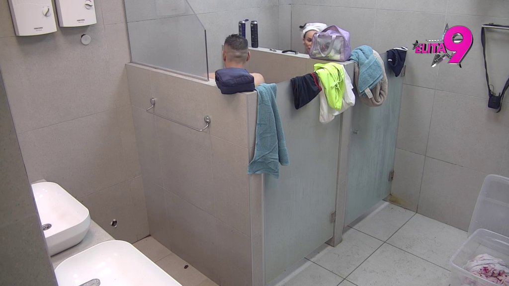 TVOJA DELA SU POKAZALA DA ME NE POŠTUJEŠ! Bebica brzinom svetlosti ULETEO U KUPATILO za Teodorom, pa počeo da joj nabija osećaj krivice! (VIDEO)