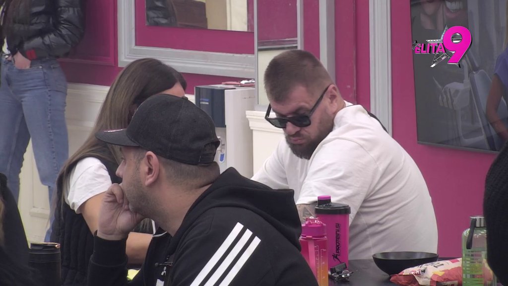 Maja ti se dopada, a pitaš šta je Aneli radila s Janjušem! Pevačica 'rešila' Asmina, a onda ponovo otkopala ratne sekire sa Janjušem! (VIDEO)