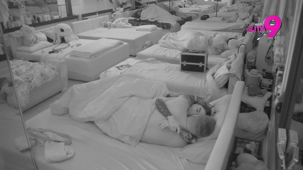 Sve pršti od strasti! Janjušu i Vanji popuštaju kočnice, sevaju poljupci na sve strane! (VIDEO)