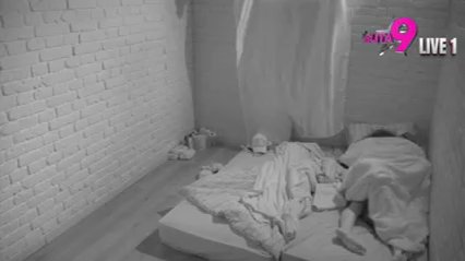 Luka i Anita se PREPUSTILI STRASTIMA: Odzvanja izolacija od njihovih poljubaca! (VIDEO)