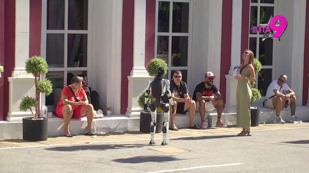 NE MOGU DA JOJ VERUJEM: Ivan se požalio robotu Toši na muke sa Sarom, pa on dao svoj stručni sud! (VIDEO)
