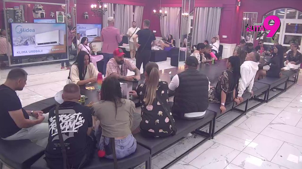 Asmin tajno komunicira sa Aneli: Raskrinkani detalji njihovog razgovora, Majina reakcija sve iznenadila (VIDEO)