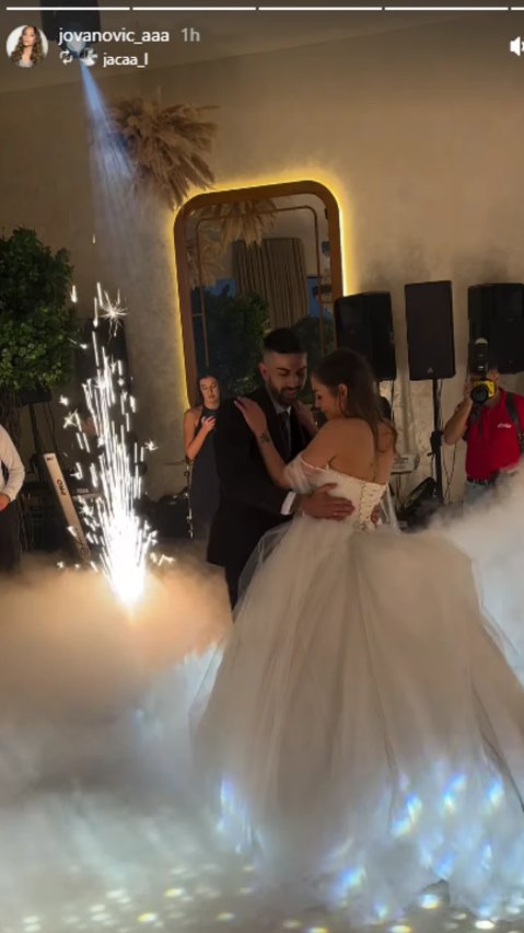 LUKSUZ, PRSKALICE I RASKOŠNA DEKORACIJA: Bivša zadrugarka se udala, isplivale fotografije PRVOG PLESA! Ona nosi prelepu venčanicu, a on NANOGICU (FOTO)