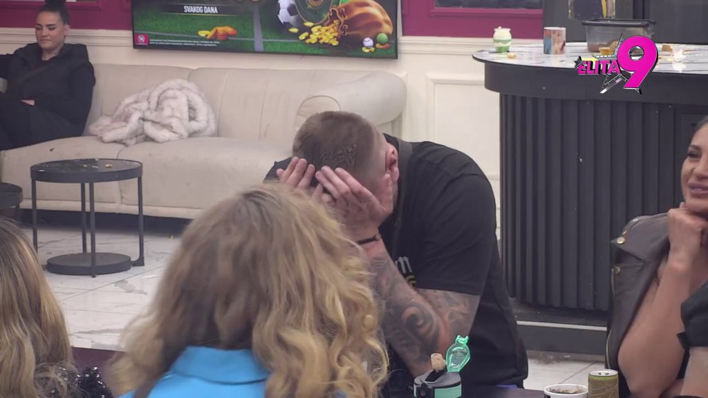 Ruka mu završila na njenoj zadnjici: Sara Stojanović uništila Vanjine snove u dve rečenice, pa pala Janjušu u zagrljaj (VIDEO)