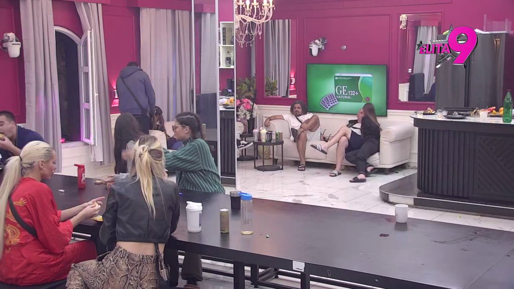 SKANDAL! Anastasija puca po šavovima, gađala Boru HLEBOM! Tenzija na vrhuncu! (VIDEO)