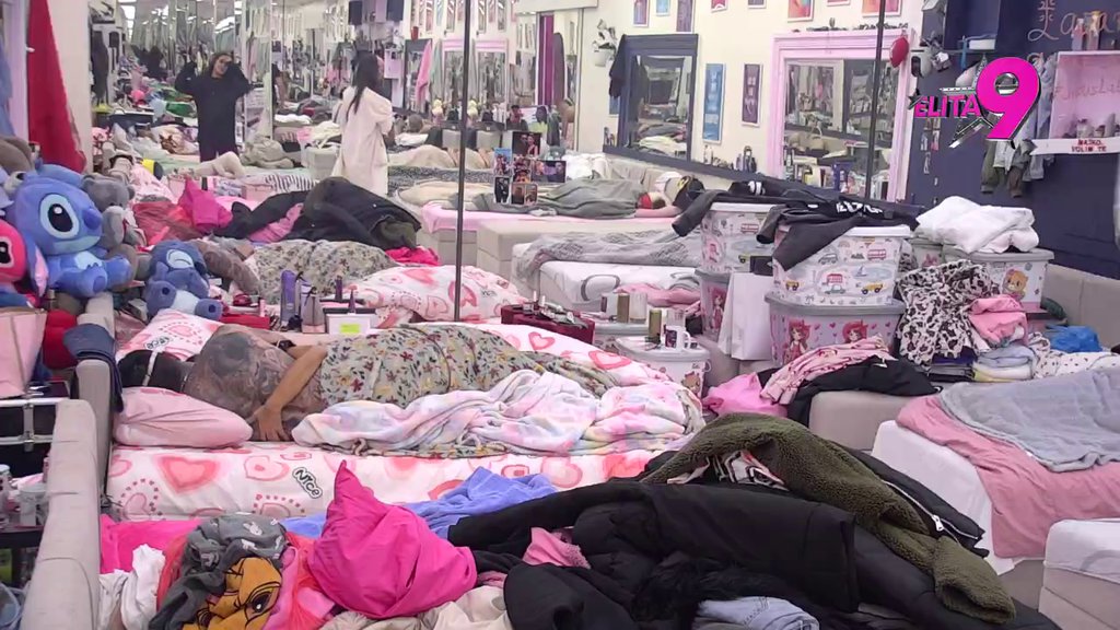 Otkinula etiketu utorak devojke: Aneli dozu nežnosti od Filipa dobila i u sredu! (VIDEO)