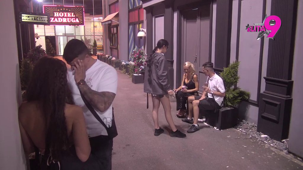 Terza u alkoholisanom stanju emotivno slomljen pred Sofijom: Posvetio joj pesmu usred žurke, jedva stojeći na nogama! (VIDEO)