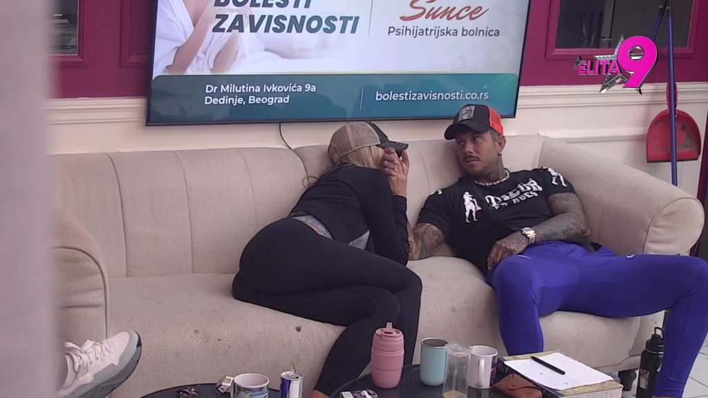 Ne može da sakrije emocije prema Đukiću! Aneli se zadovoljava Filipovim mrvicama pažnje, pa ga sva srećna  ščepala za ruku (VIDEO)