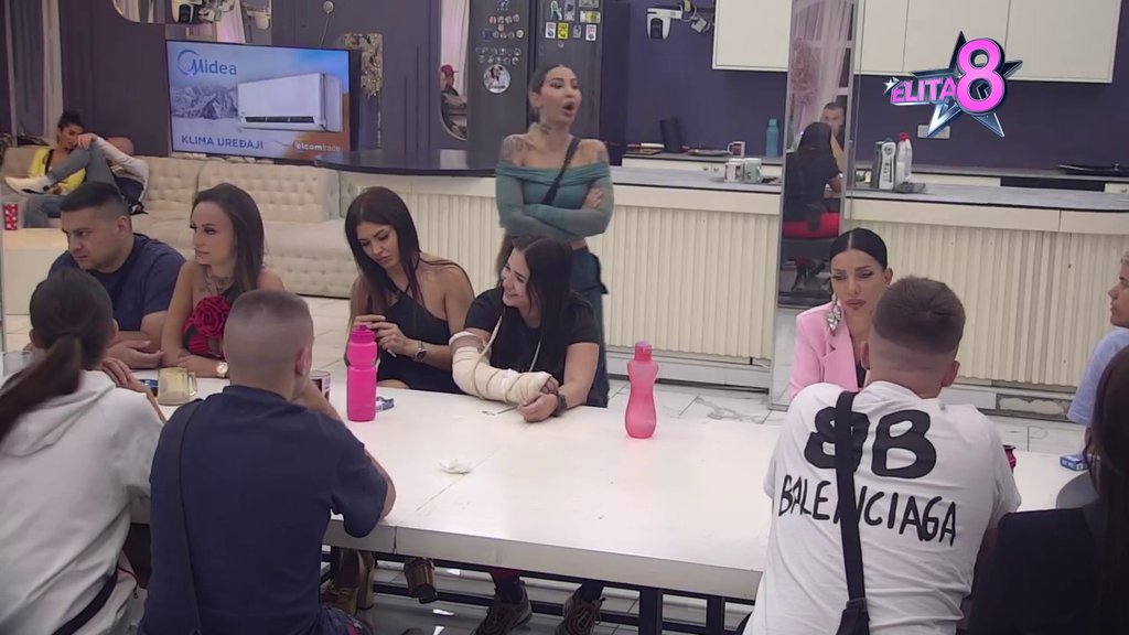 Izvlači se iz živog blata: Anđela brutalno udarila na Aneli da bi se oprala od pljuvanja Gastoza kod Đedovića! Haos (VIDEO)