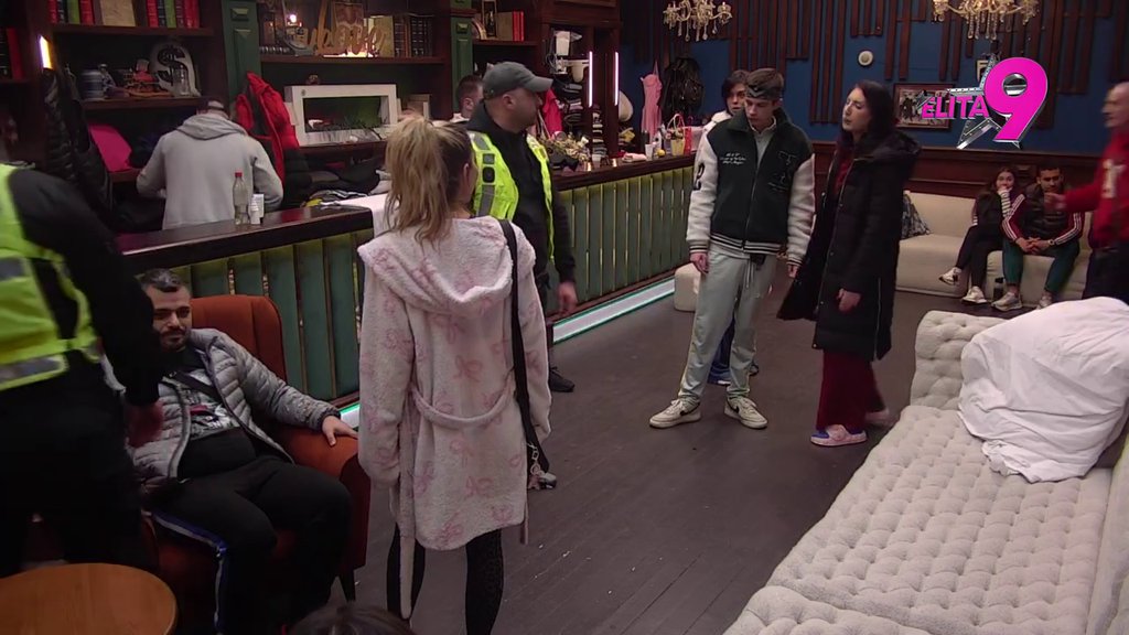 Ratno stanje u Mićinom pabu: Aneli i Bora sami protiv svih! Obezbeđenje sa svih strana, tenzija dostigla vrhunac (VIDEO)