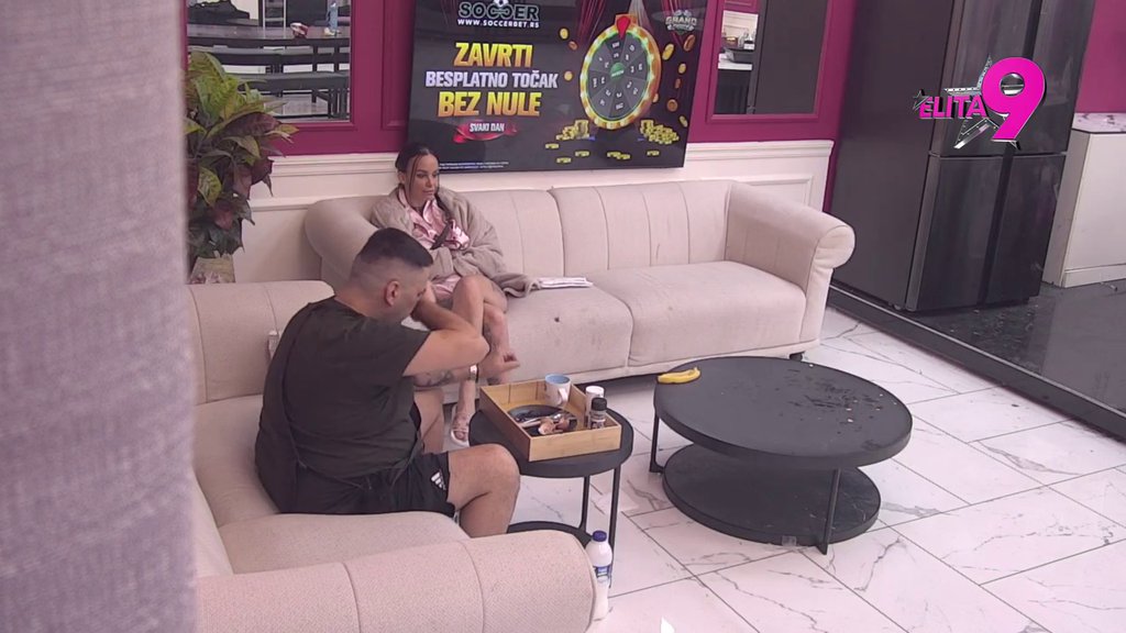 Glumi konobara: Teodora kao da upravlja Bebicom preko džoistika, on obavlja sve komande! (VIDEO)