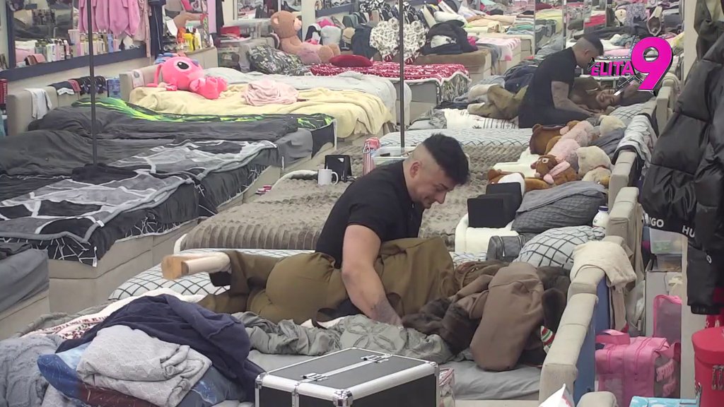 Urnebesno! Sofija i Terza se jurcaju po krevetu, ona pala i nasmejala sve (VIDEO)