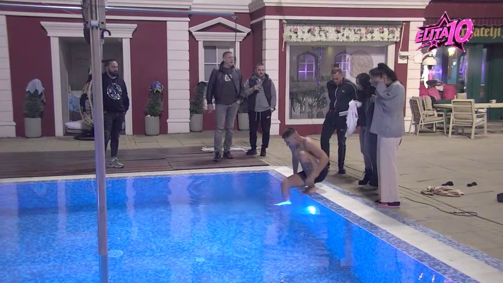 Ukućani u šoku! Mali Velja kao od majke rođen, skinuo se potpuno go, pa skočio u bazen (VIDEO)