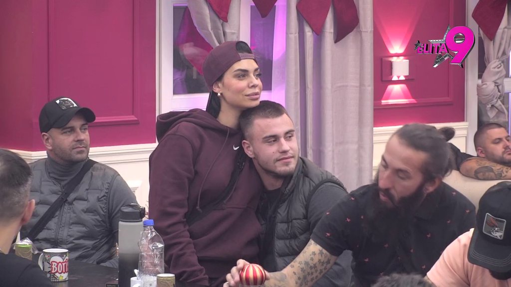 Na sedmom nebu: Mina i Viktor cvetaju od ljubavi, cimeri ih nahranili prelepim komentarima (VIDEO)