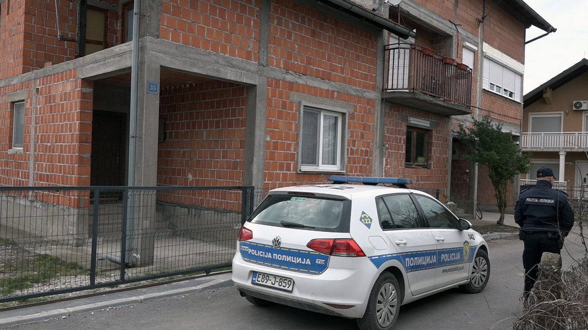 TOTALNI HAOS! Muškarac štanglom DEMOLIRAO automobil, popeo sa na krov, a onda usledila ŠOK SCENA (VIDEO)