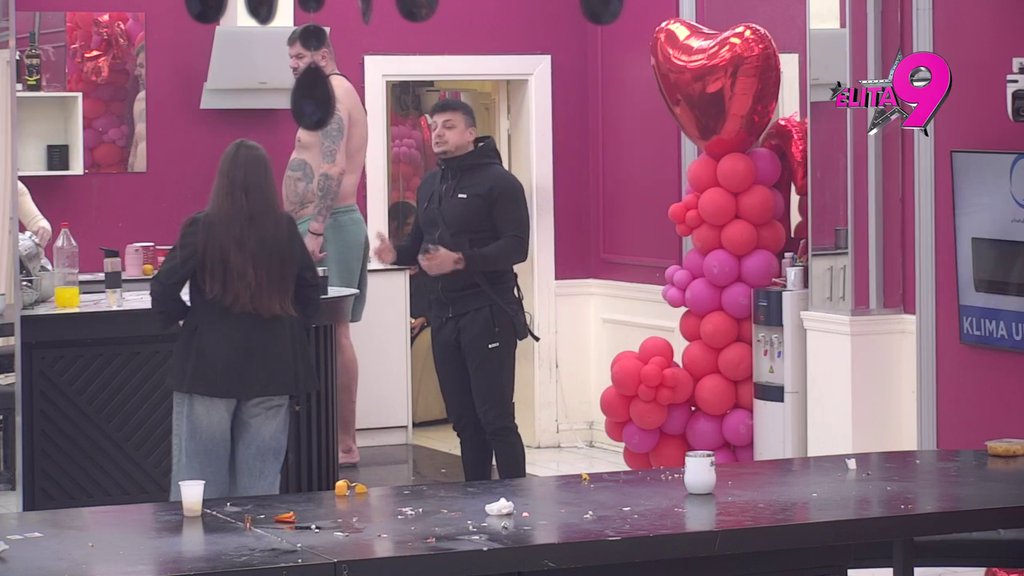 Devojka ti se prodaje za piće u Tetovu: Bora Santana naučio Anastasiju da vređa kao nikad, Terzu unakazila za sva vremena! (VIDEO)