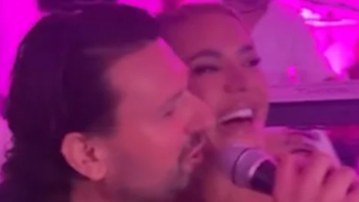 Duška Šarića pogodila pesma na proslavi ćerkinog punoletstva: Marina Visković mu ispunila želju, a slavljenica blista u mini haljini (FOTO)