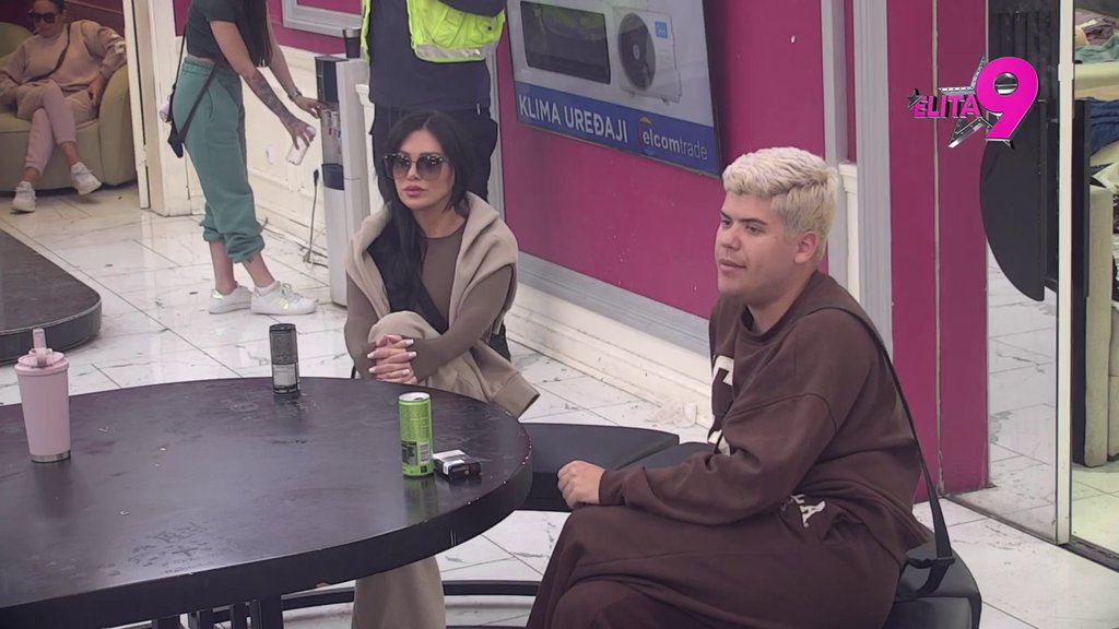 Nekad idol, a danas babetina kojoj ističe biološki sat: Maja ne prestaje da gazi Staniju, tenzija dostigla vrhunac! (VIDEO)