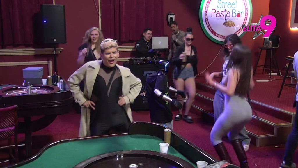 Urnebesno! Toša došao na žurku, njegov 'pijani' ulazak nasmejao sve! (VIDEO)