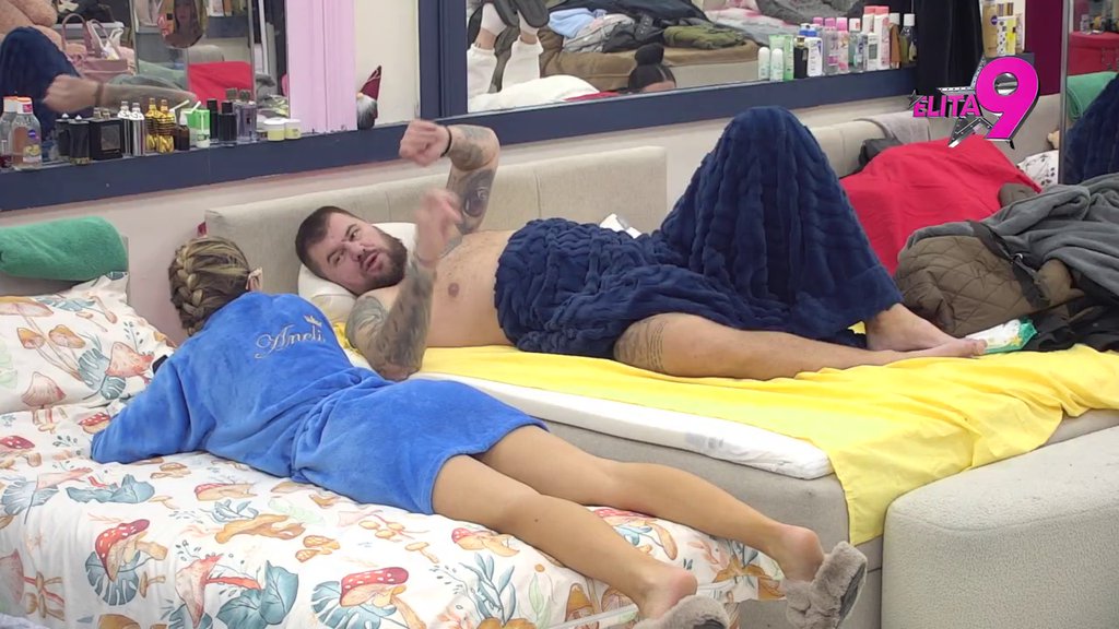 KAKO SE KOKOŠKA MOŽE DRŽATI U STANU! Urnebesan Anelin odgovor na Janjuševo pitanje o pernatim domaćim životinjama će vas nasmejati do suza! (VIDEO)