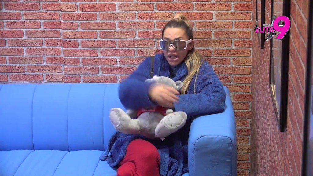 Puče druženje Aneli i Anđela: Fanovi džabe slali kamione poklona, Maja Marinković im presudila! (VIDEO)