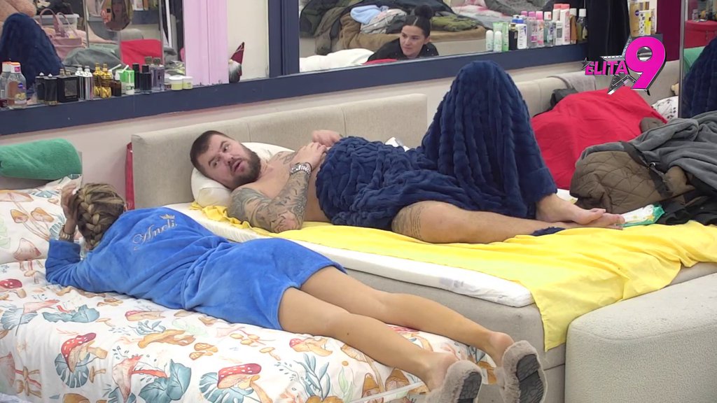 KAKO SE KOKOŠKA MOŽE DRŽATI U STANU! Urnebesan Anelin odgovor na Janjuševo pitanje o pernatim domaćim životinjama će vas nasmejati do suza! (VIDEO)