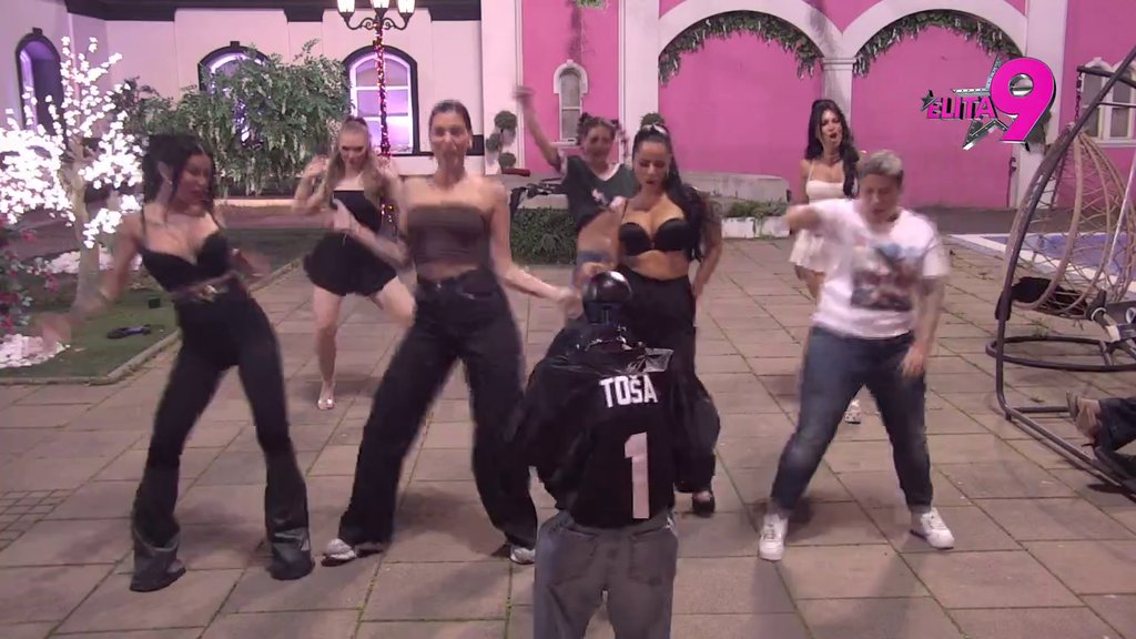 Od ovih scena može da se rikne! Devojke umalo spržile procesor Toši, memorija na njegovom USB-u raste kako mu koja priđe (VIDEO)