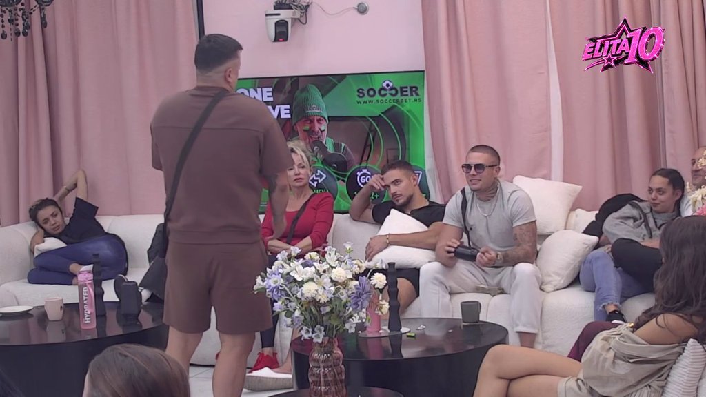 Terza kao da je na mirovnoj misiji: Daču i Uroša samo što ne izljubi, spušta loptu s kim stigne! (VIDEO)