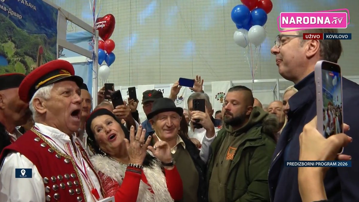 OJ VUČIĆU NAŠE DESNO KRILO, SVE TI ZDRAVO I VESELO BILO! Krajišnici u nošnjama zapevali najjaču pesmu predsedniku, pa ga poljubili: Srpski da te poljubim!