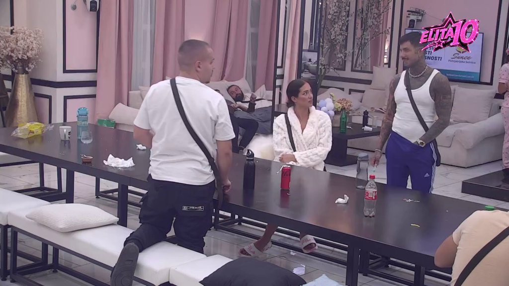 Uporna u nameri da bude blizu nje: Laura pozvala Đukića u hotel, on joj dao obećanje da će i ovog jutra zaspati pored nje! (VIDEO)